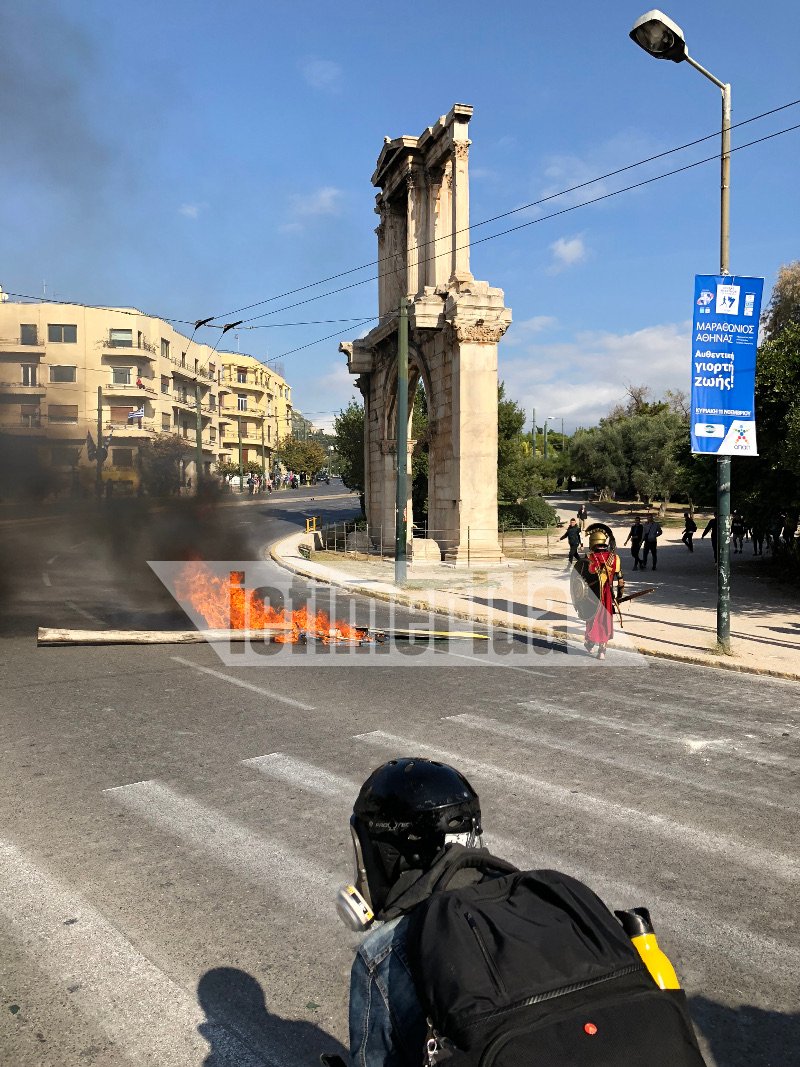 Και απορημένος κοιτάζει το ξύλο να καίγεται