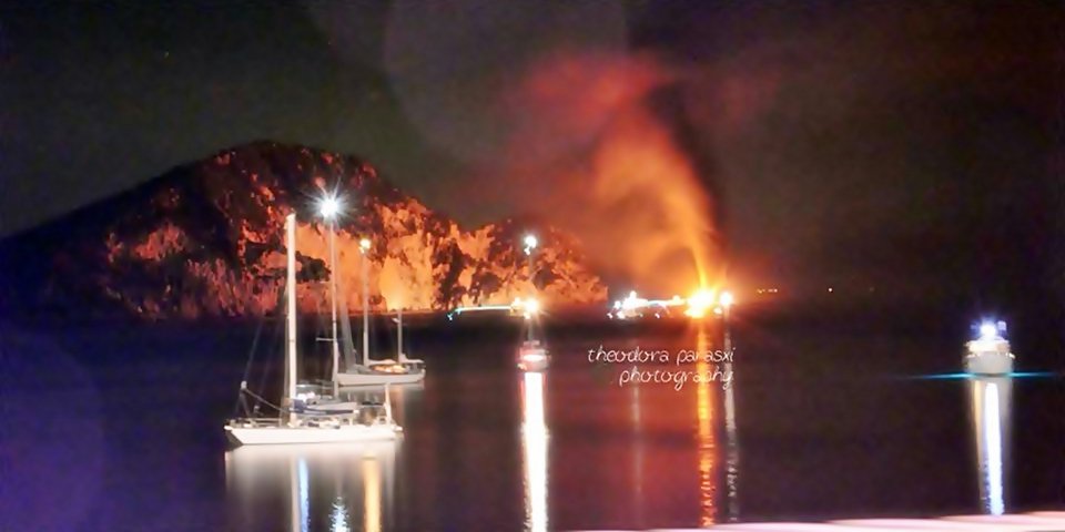 Ιστιοφόρο πήρε φωτιά εν πλω στη Ζάκυνθο- Διεσώθησαν οι 8 επιβάτες [εικόνες] | iefimerida.gr 0