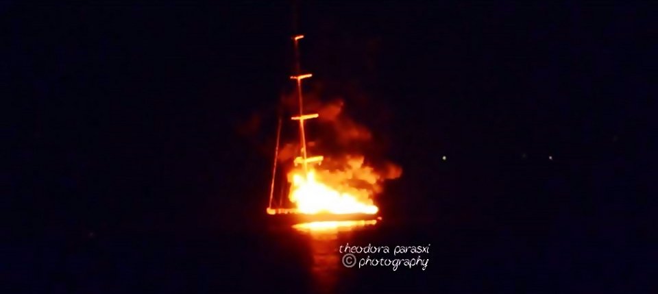 Ιστιοφόρο πήρε φωτιά εν πλω στη Ζάκυνθο- Διεσώθησαν οι 8 επιβάτες [εικόνες] | iefimerida.gr 1