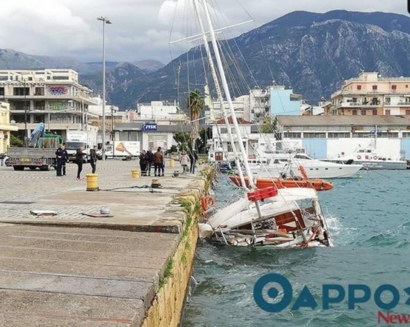 Ενα μεγάλο ξύλινο ιστιοπλοϊκό σκάφος έχει μισοβυθιστεί στο λιμάνι της Καλαμάτας
