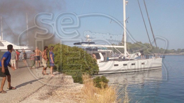 Ιστιοπλοϊκό στους Παξούς τυλίχθηκε στις φλόγες [εικόνες & βίντεο]  | iefimerida.gr 0