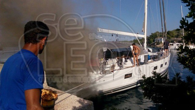 Ιστιοπλοϊκό στους Παξούς τυλίχθηκε στις φλόγες [εικόνες & βίντεο]  | iefimerida.gr 1