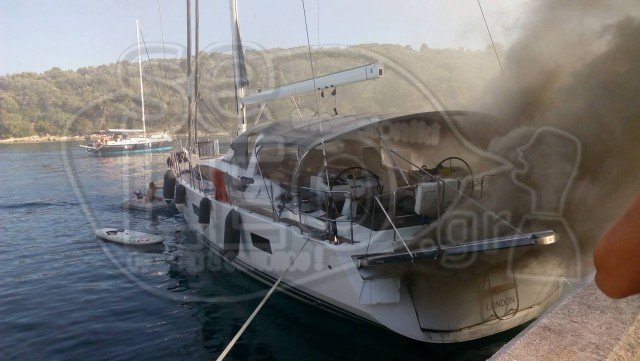 Ιστιοπλοϊκό στους Παξούς τυλίχθηκε στις φλόγες [εικόνες & βίντεο]  | iefimerida.gr 2