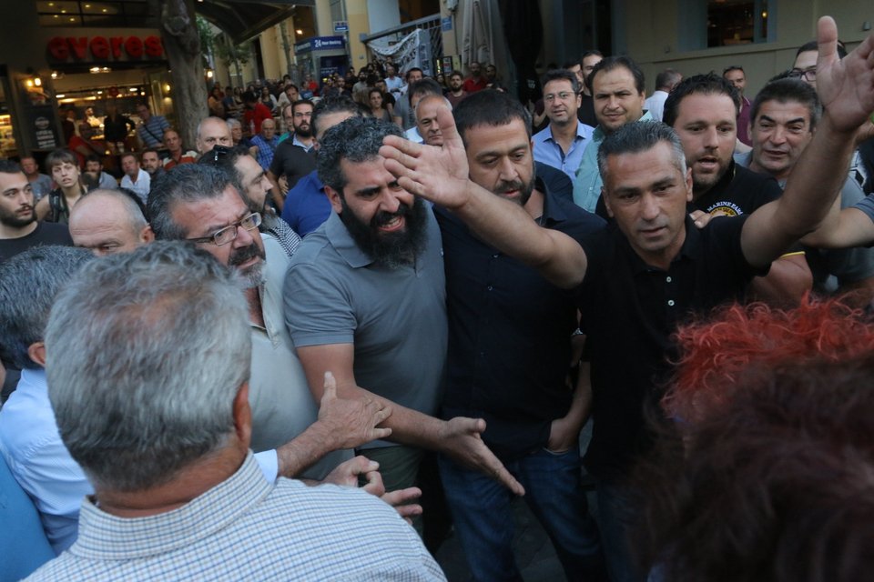 Αναβλήθηκε η ομιλία Κατρούγκαλου στο Ηράκλειο -Πολίτες απέκλεισαν την είσοδο [εικόνες]  | iefimerida.gr 1