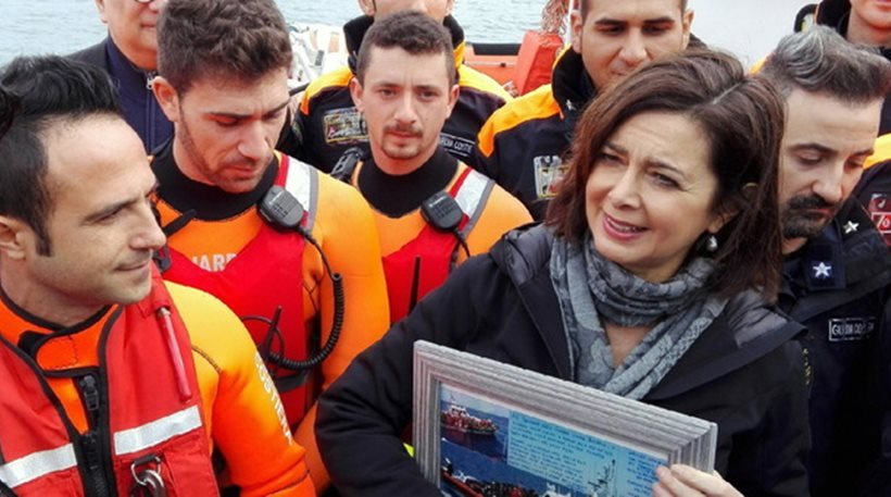 Η πρόεδρος της Ιταλικής βουλής στη Λέσβο: Φόρεσε σωσίβιο προσφύγων και συνάντησε τις τρεις γιαγιάδες [εικόνες] | iefimerida.gr 1