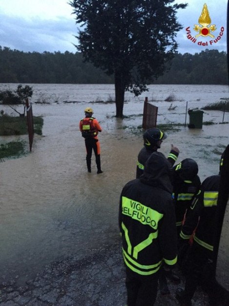 H κακοκαιρία πνίγει την Ιταλία: Ακόμα δύο νεκροί -Οδηγοί βρήκαν τραγικό θάνατο μέσα στα αυτοκίνητά τους [βίντεο & εικόνες] | iefimerida.gr 10