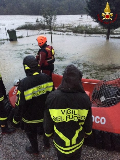 H κακοκαιρία πνίγει την Ιταλία: Ακόμα δύο νεκροί -Οδηγοί βρήκαν τραγικό θάνατο μέσα στα αυτοκίνητά τους [βίντεο & εικόνες] | iefimerida.gr 9