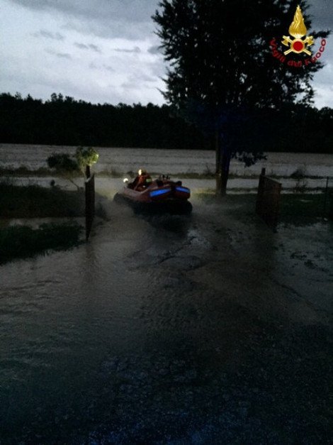 H κακοκαιρία πνίγει την Ιταλία: Ακόμα δύο νεκροί -Οδηγοί βρήκαν τραγικό θάνατο μέσα στα αυτοκίνητά τους [βίντεο & εικόνες] | iefimerida.gr 8