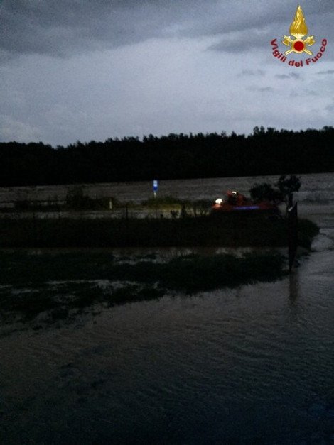 H κακοκαιρία πνίγει την Ιταλία: Ακόμα δύο νεκροί -Οδηγοί βρήκαν τραγικό θάνατο μέσα στα αυτοκίνητά τους [βίντεο & εικόνες] | iefimerida.gr 7