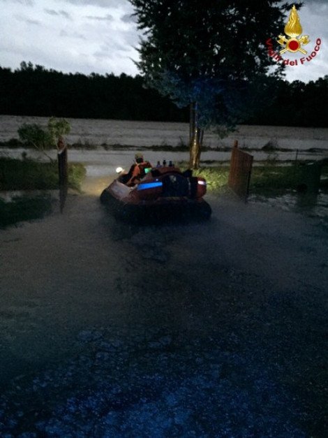 H κακοκαιρία πνίγει την Ιταλία: Ακόμα δύο νεκροί -Οδηγοί βρήκαν τραγικό θάνατο μέσα στα αυτοκίνητά τους [βίντεο & εικόνες] | iefimerida.gr 6