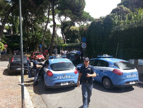 Σοκ: Ιταλός αποκεφάλισε με τσεκούρι την 38χρονη οικιακή βοηθό του -Αστυνομικοί τον εντόπισαν σε κατάσταση αμόκ [εικόνες] | iefimerida.gr 3