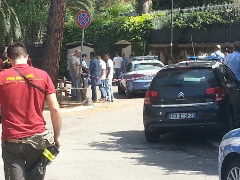 Σοκ: Ιταλός αποκεφάλισε με τσεκούρι την 38χρονη οικιακή βοηθό του -Αστυνομικοί τον εντόπισαν σε κατάσταση αμόκ [εικόνες] | iefimerida.gr 0