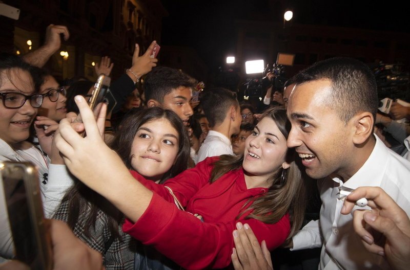 Πόζα για selfie από τον Ντι Μάιο πριν από την κυβερνητική σύσκεψη