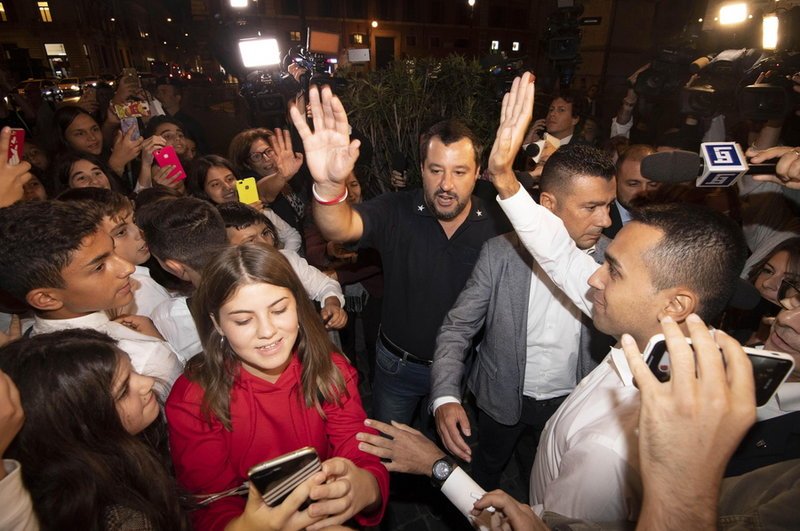 Ντι Μάιο και Σαλβίνι χαιρετούσαν τον κόσμο πριν από τη σύσκεψη