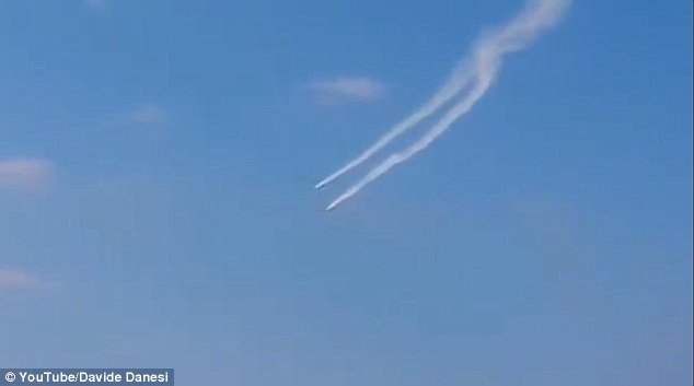 Ιταλία: Η στιγμή της σύγκρουσης δύο αεροσκαφών στον αέρα [εικόνες & βίντεο] | iefimerida.gr 0