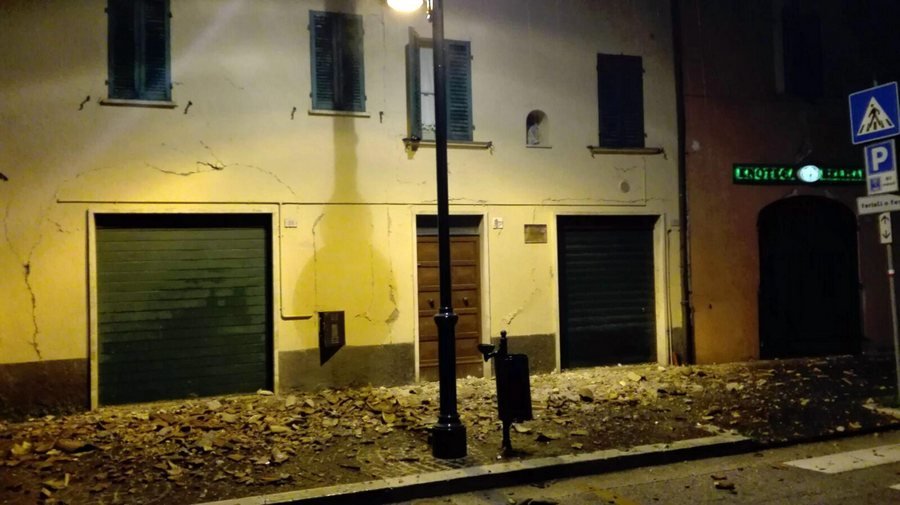 Εικόνες καταστροφής στην Ιταλία: Ενας νεκρός και 10 τραυματίες από τους σεισμούς [εικόνες & βίντεο] | iefimerida.gr 0