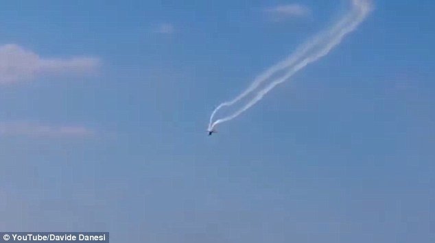 Ιταλία: Η στιγμή της σύγκρουσης δύο αεροσκαφών στον αέρα [εικόνες & βίντεο] | iefimerida.gr 1