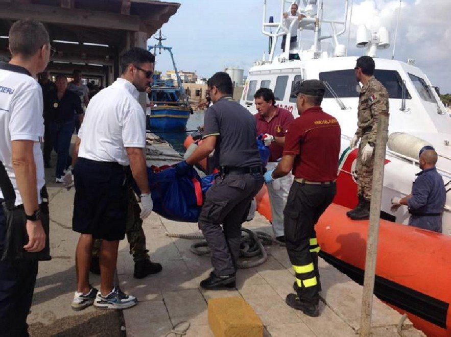 Συγκλονιστικές εικόνες από τη νέα τραγωδία με τους μετανάστες στη Λαμπεντούζα -Πάνω από 10 νεκροί, εκατοντάδες αγνοούμενοι | iefimerida.gr 5
