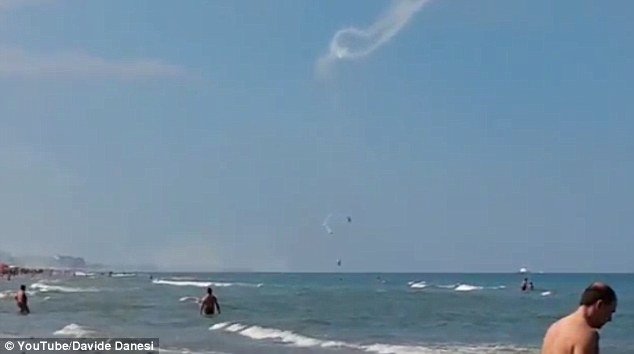 Ιταλία: Η στιγμή της σύγκρουσης δύο αεροσκαφών στον αέρα [εικόνες & βίντεο] | iefimerida.gr 2