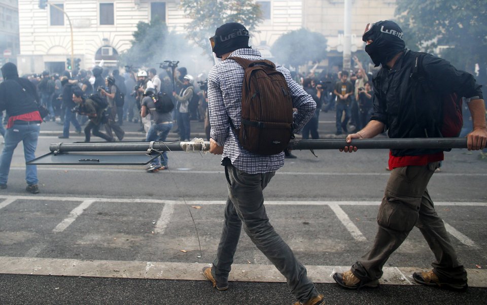Πεδίο μάχης το κέντρο της Ρώμης - Εκτεταμένα επεισόδια στην πορεία κατά της λιτότητας [εικόνες] | iefimerida.gr 1