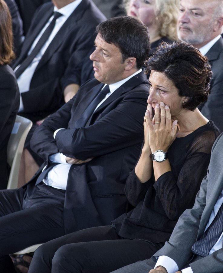 Τραγωδία στην Ιταλία: Ασταμάτητο κλάμα για την σύζυγο του Ρέντσι στις κηδείες [εικόνες] | iefimerida.gr 1