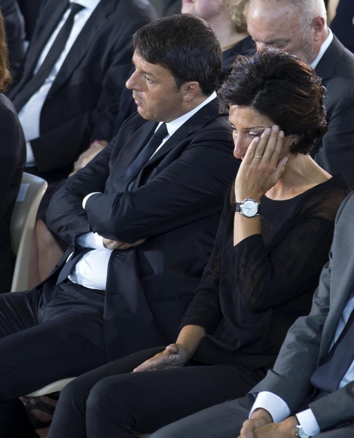 Τραγωδία στην Ιταλία: Ασταμάτητο κλάμα για την σύζυγο του Ρέντσι στις κηδείες [εικόνες] | iefimerida.gr 0