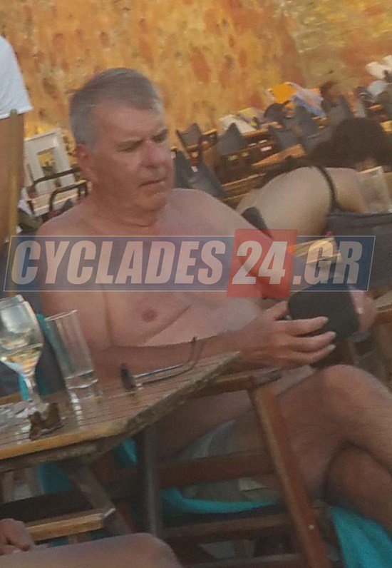 Τομ Γουίλκινσον: Με βερμούδα στη Σύρο ο μεγάλος Βρετανός σταρ [εικόνες]  | iefimerida.gr 0