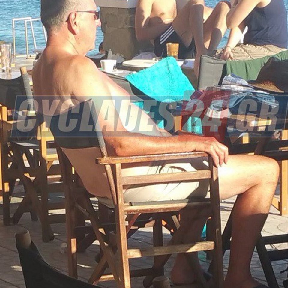 Τομ Γουίλκινσον: Με βερμούδα στη Σύρο ο μεγάλος Βρετανός σταρ [εικόνες]  | iefimerida.gr 1