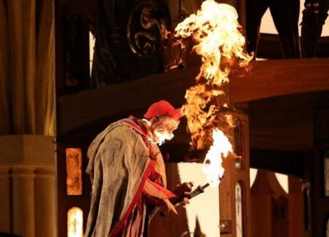 Ηθοποιός άρπαξε φωτιά και κατέρρευσε επί σκηνής [βίντεο] | iefimerida.gr 0