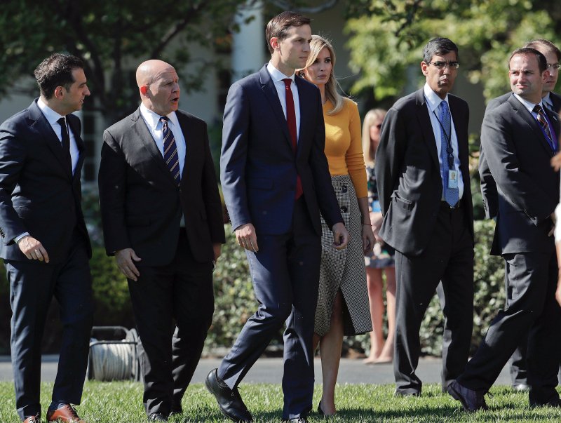 Επιτέλους προσιτή- Η Ιβάνκα εμφανίστηκε με ντύσιμο Zara των 60 ευρώ [εικόνες] | iefimerida.gr 0