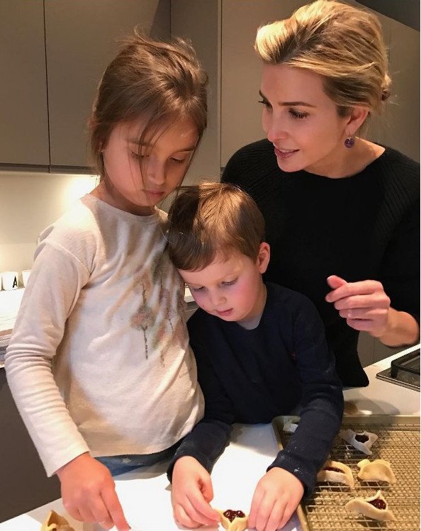 Η Ιβάνκα είναι μία τυπική μαμά -Στην κουζίνα φτιάχνει γλυκά με τα παιδιά της [εικόνα]  | iefimerida.gr 0