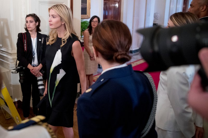 Το φόρεμα των 16 ευρώ από σειρά της Βικτόρια Μπέκαμ που φόρεσε η Ιβάνκα Τραμπ [εικόνες] | iefimerida.gr 0