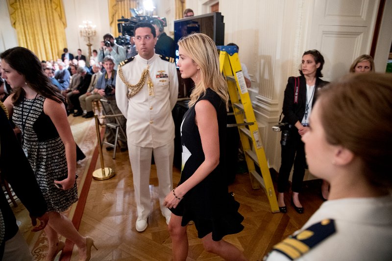 Το φόρεμα των 16 ευρώ από σειρά της Βικτόρια Μπέκαμ που φόρεσε η Ιβάνκα Τραμπ [εικόνες] | iefimerida.gr 1