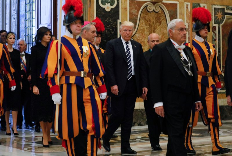 Γιατί Μελάνια και Ιβάνκα πήγαν στο Βατικανό με μαύρα δαντελένια μαντίλια στο κεφάλι, σαν χήρες [εικόνες] | iefimerida.gr 17