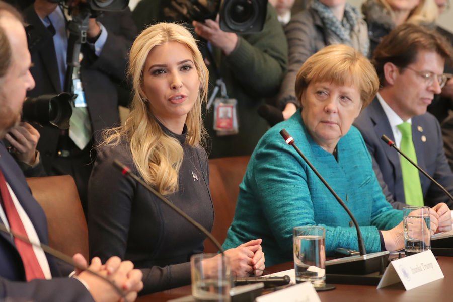 Το απίστευτο βλέμμα της Ανγκελα Μέρκελ όταν κάθισε δίπλα της η Ιβάνκα Τραμπ [εικόνες] | iefimerida.gr 0