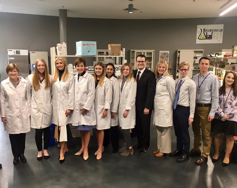 Το Twitter βρήκε την πιο χαζή φωτογραφία της Ιβάνκα Τραμπ [εικόνα] | iefimerida.gr 0