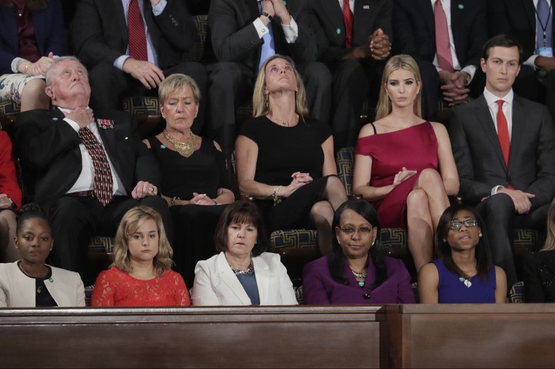 Σαμποτάζ από την κόρη του: «Αγοράζετε αμερικανικά προϊόντα», είπε ο Τραμπ στο Κογκρέσο και η Ιβάνκα φορούσε δημιουργία Γάλλου σχεδιαστή... [εικόνες] | iefimerida.gr 1