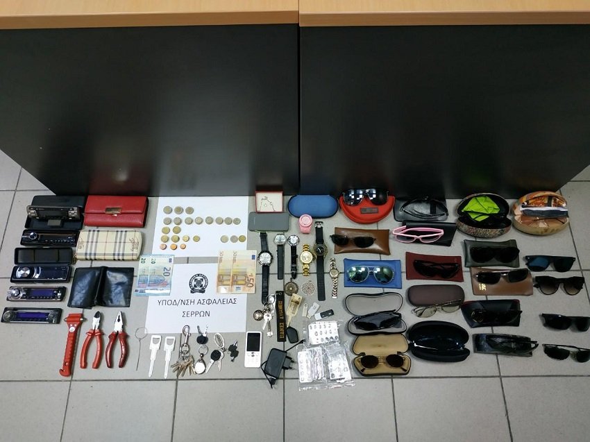 Η συνολική αξία των αφαιρεθέντων ανέρχεται στις 10.000 ευρώ, σύμφωνα με εκτιμήσεις των παθόντων