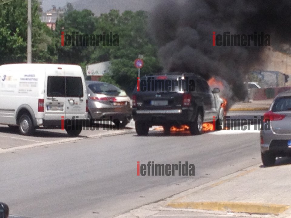 Πανικός σε κεντρικό δρόμο της Γλυφάδας -Τζιπ τυλίχτηκε στις φλόγες [εικόνες] | iefimerida.gr 0