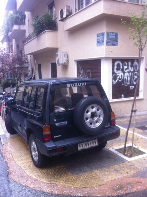 Οργή στο Κολωνάκι: Δεν έβρισκε πάρκινγκ και άφησε το τζιπ του πάνω στο πεζοδρόμιο [εικόνες] | iefimerida.gr 1