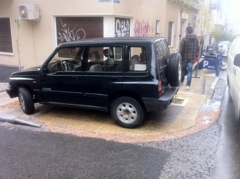 Οργή στο Κολωνάκι: Δεν έβρισκε πάρκινγκ και άφησε το τζιπ του πάνω στο πεζοδρόμιο [εικόνες] | iefimerida.gr 0