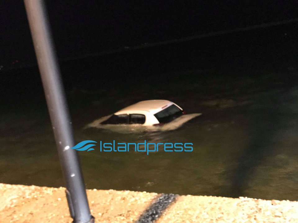 ΙΧ έπεσε στο λιμάνι της Νάξου [εικόνα] | iefimerida.gr 0