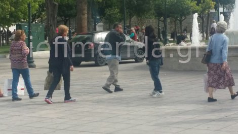 Μόνο στην Ελλάδα: Πάρκαρε στην πλατεία Συντάγματος για να πάει για καφέ [εικόνες] | iefimerida.gr 0