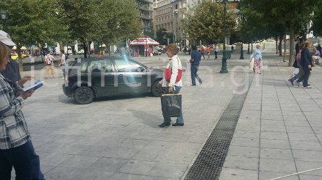 Μόνο στην Ελλάδα: Πάρκαρε στην πλατεία Συντάγματος για να πάει για καφέ [εικόνες] | iefimerida.gr 1