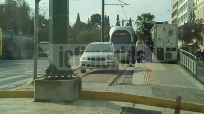 Οδηγοί ΙΧ έχουν κάνει θέση στάθμευσης τις ράγες του τραμ στο Σύνταγμα [εικόνες] | iefimerida.gr 0