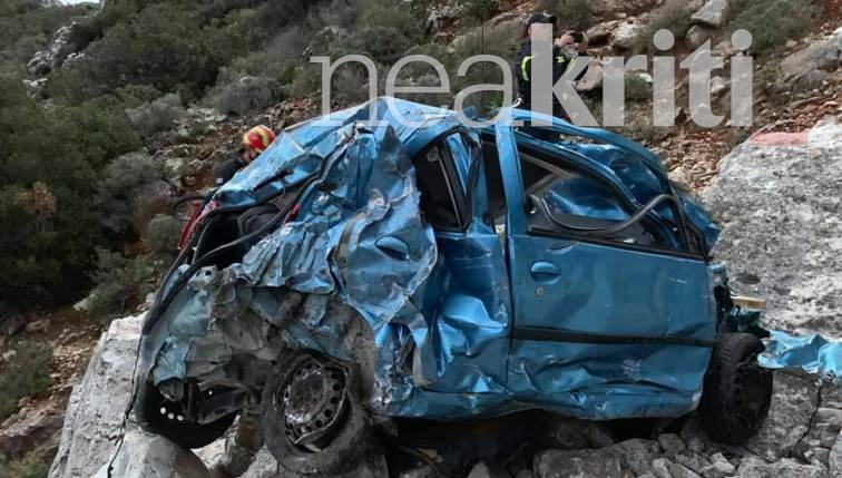 Κρήτη: Σοβαρά τραυματισμένη η μητέρα και το ένα παιδί της -Το ΙΧ τους έπεσε σε γκρεμό 100 μέτρων - Εικόνες σοκ | iefimerida.gr 1