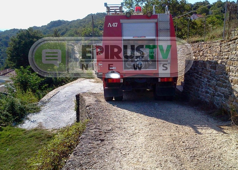 Αυτοκίνητο «προσγειώθηκε» μέσα στην αυλή σπιτιού στα Ιωάννινα -Από θαύμα δεν υπήρξαν θύματα [εικόνα] | iefimerida.gr 2