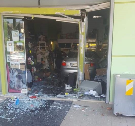 Μοναδικό! Πήγε να παρκάρει και βρέθηκε μέσα στη βιτρίνα [εικόνα]  | iefimerida.gr 0