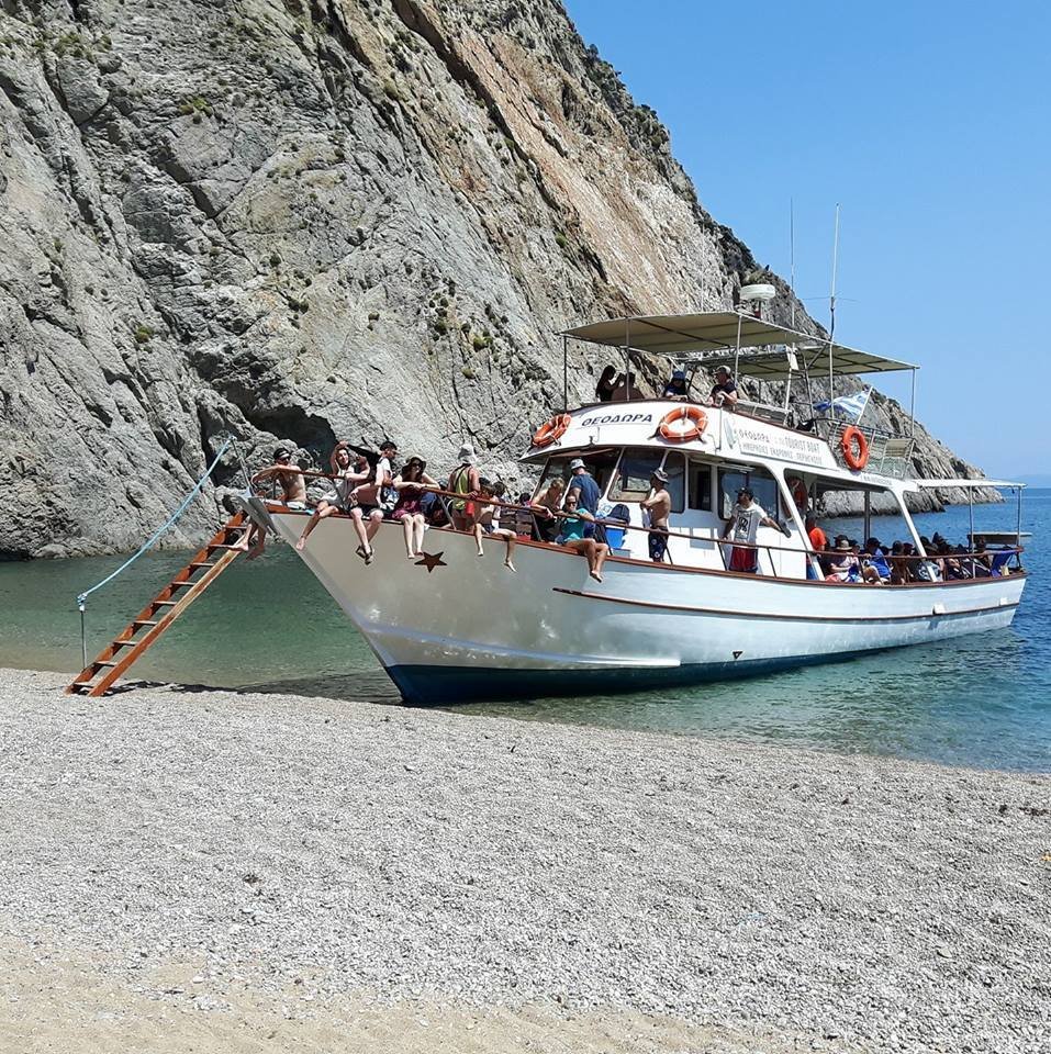 Φωτιά έκαψε το μοναδικό περιηγητικό σκάφος της Σαμοθράκης [εικόνα & βίντεο] | iefimerida.gr 0