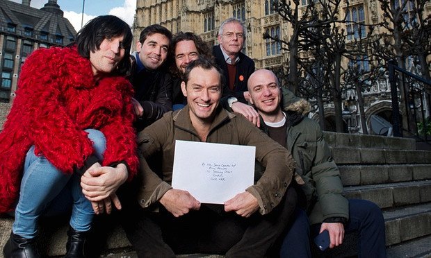 Στη «Ζούγκλα» του Καλαί ο Τζουντ Λο -Στηρίζει τα ασυνόδευτα προσφυγόπουλα [εικόνες]   | iefimerida.gr 0